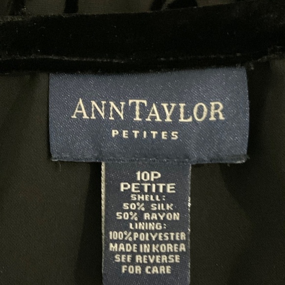 35- Ann Taylor Petites NWOT Black Silk Blend Skirt Size 10P Beautiful with boots - Picture 3 of 3